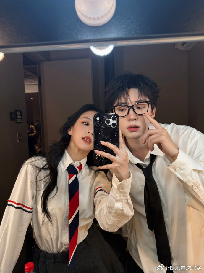 慕慕昭昭元宵节亲了 这波糖来得太及时✨！慕慕昭昭元宵节甜蜜亲吻，周翊然一句 “我