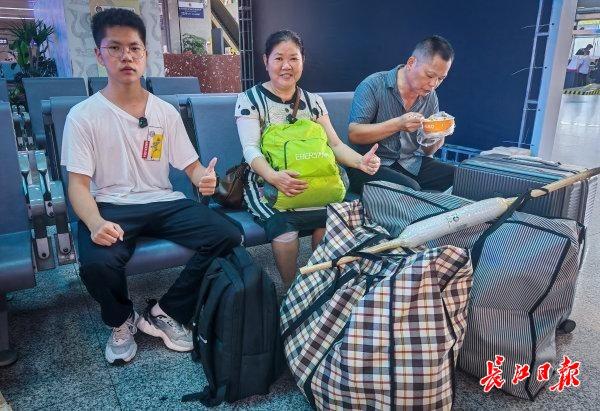 一根扁担挑起的未来

626分，胡泽钰考上了上海大学。

母亲陈美红把能想到的都