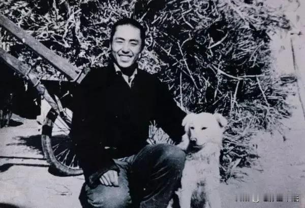 张艺谋大学毕业前10件鲜为人知的秘事：

⑴张艺谋第一台相机是1974年买的，花