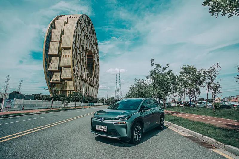 11月5日，广汽、京东、宁德三方联合推出的埃安UT super开启小定预售，计划