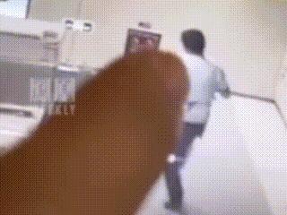 小孩火锅店里疯跑撞翻热锅底，家长装聋作哑无视店员多次提醒，如今出事又找火锅店要赔
