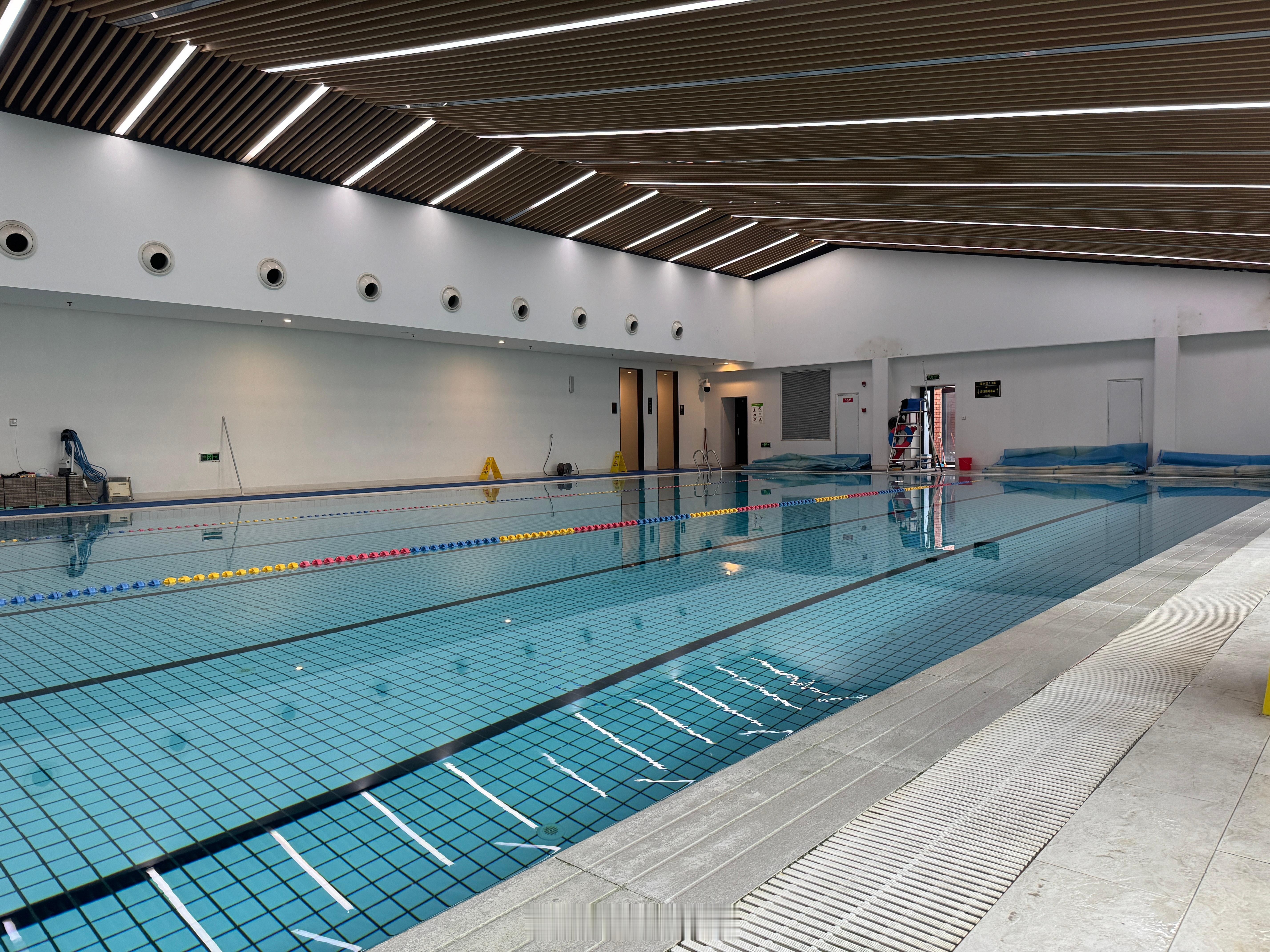 游泳1000米，在安亭明星游泳馆。 水质、环境、室温、停车便利性都是超绝，下午也