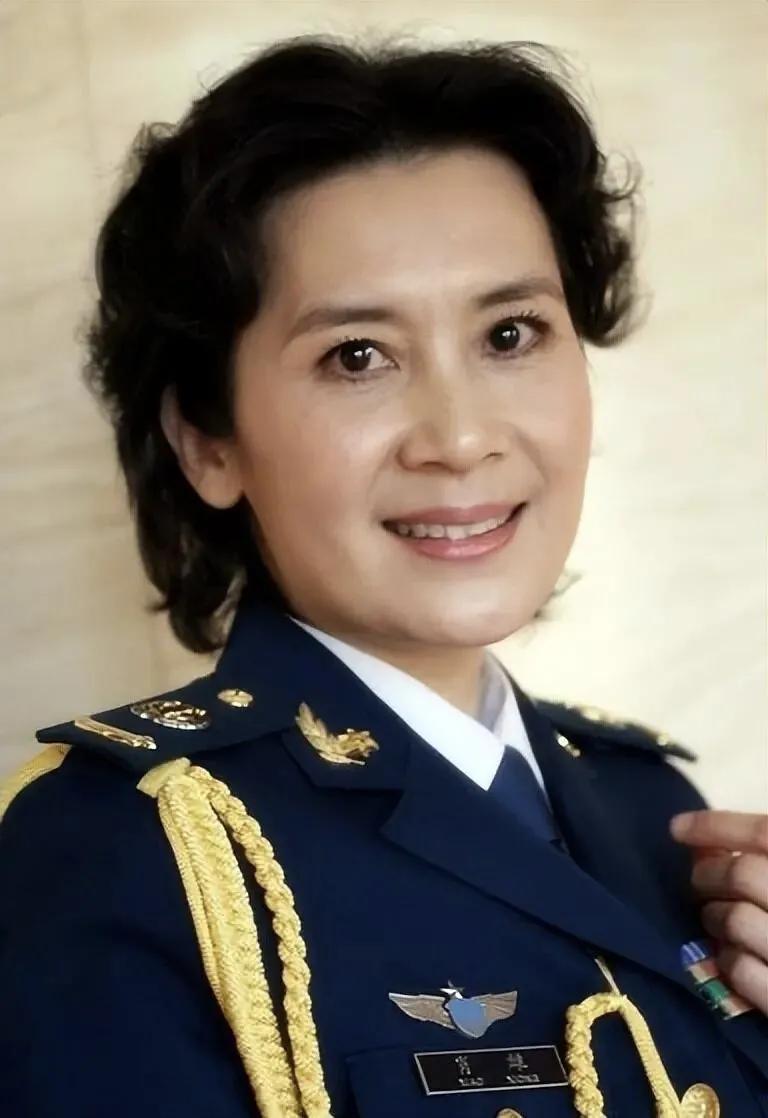 肖雄
记得90年代在观看经典芭蕾舞演出时见到过她，上前让她签名并对年幼的闺女说这