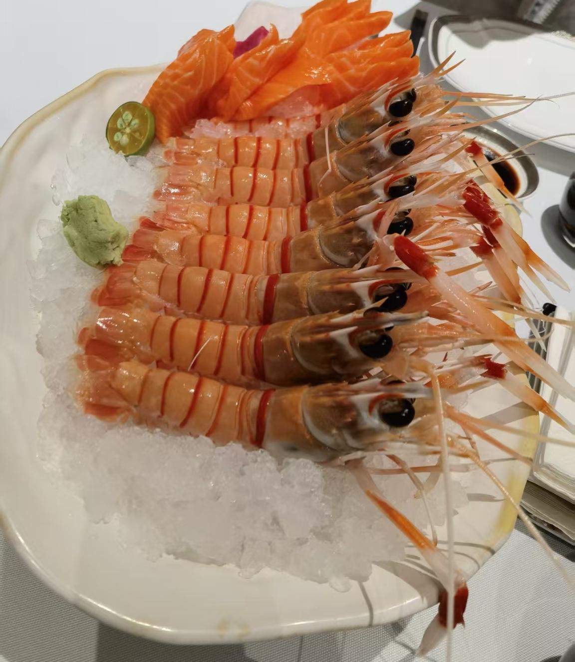 这么多丰富多样的海鲜和美食，只需每位 399 元，这样的价格在上海可是绝对吃不到