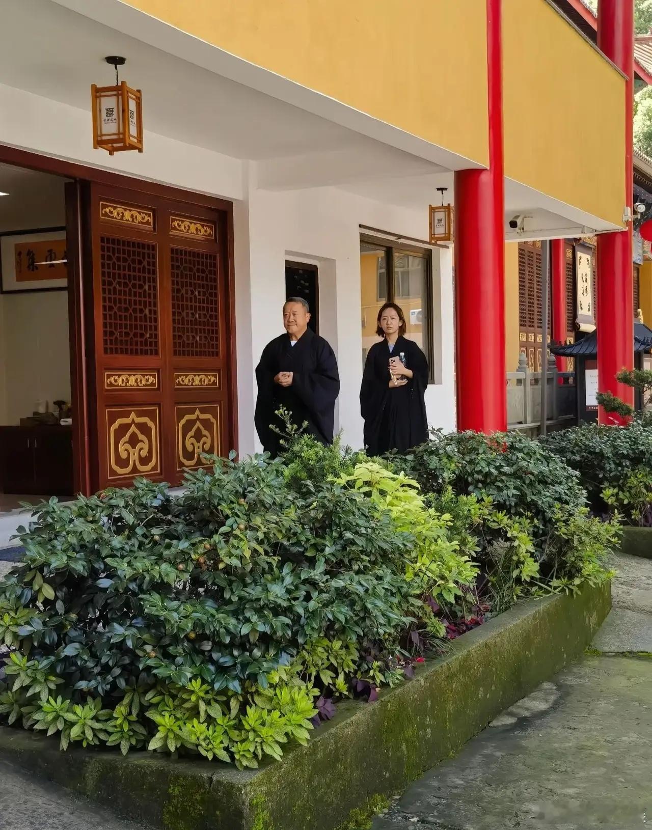 曾志伟寺庙做义工曾志伟与女子寺庙做义工 曾志伟与女子寺庙做义工 ​​​