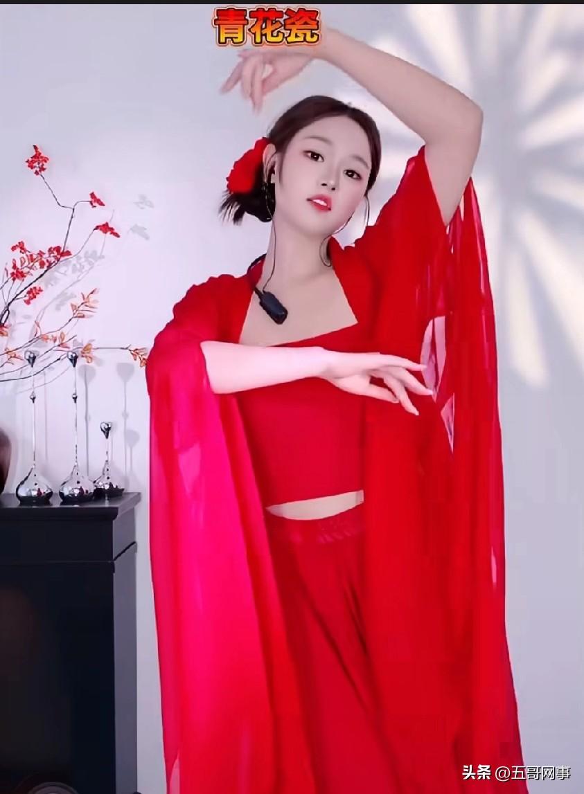 629老二新收的女徒弟名为香香梨，是一名专业舞蹈老师，今年24岁，湖南人，在四川