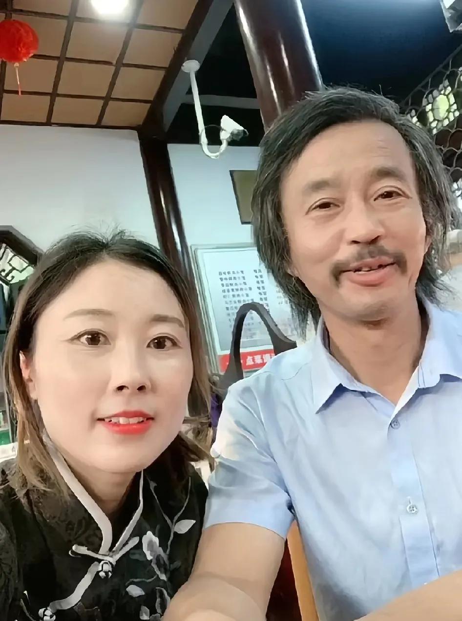 19年两人合照老师眼里有光，25年合照老师麻木了，老师通透了，应该承认自己老了
