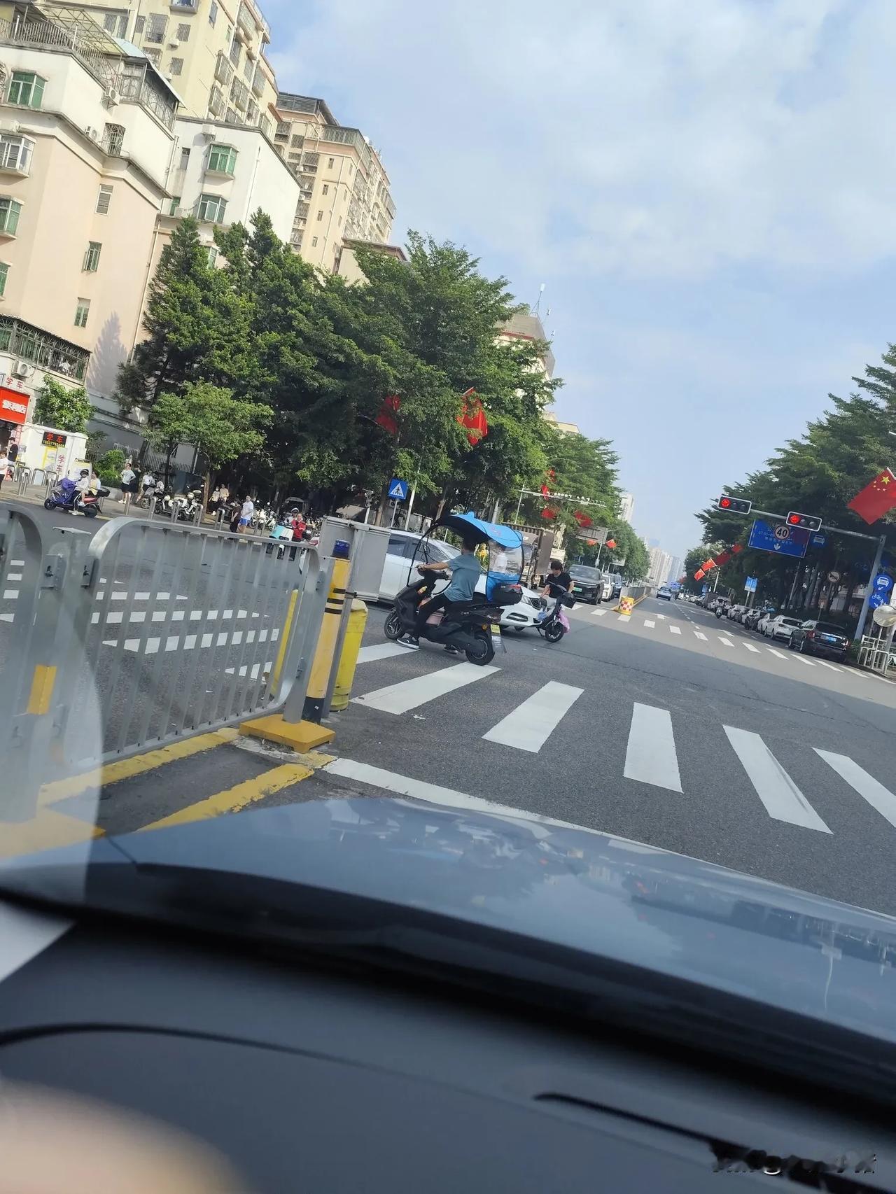 十字路口等红灯，发现似乎我们已经默认了行人，骑自行车，外卖小哥可以随便闯红灯。
