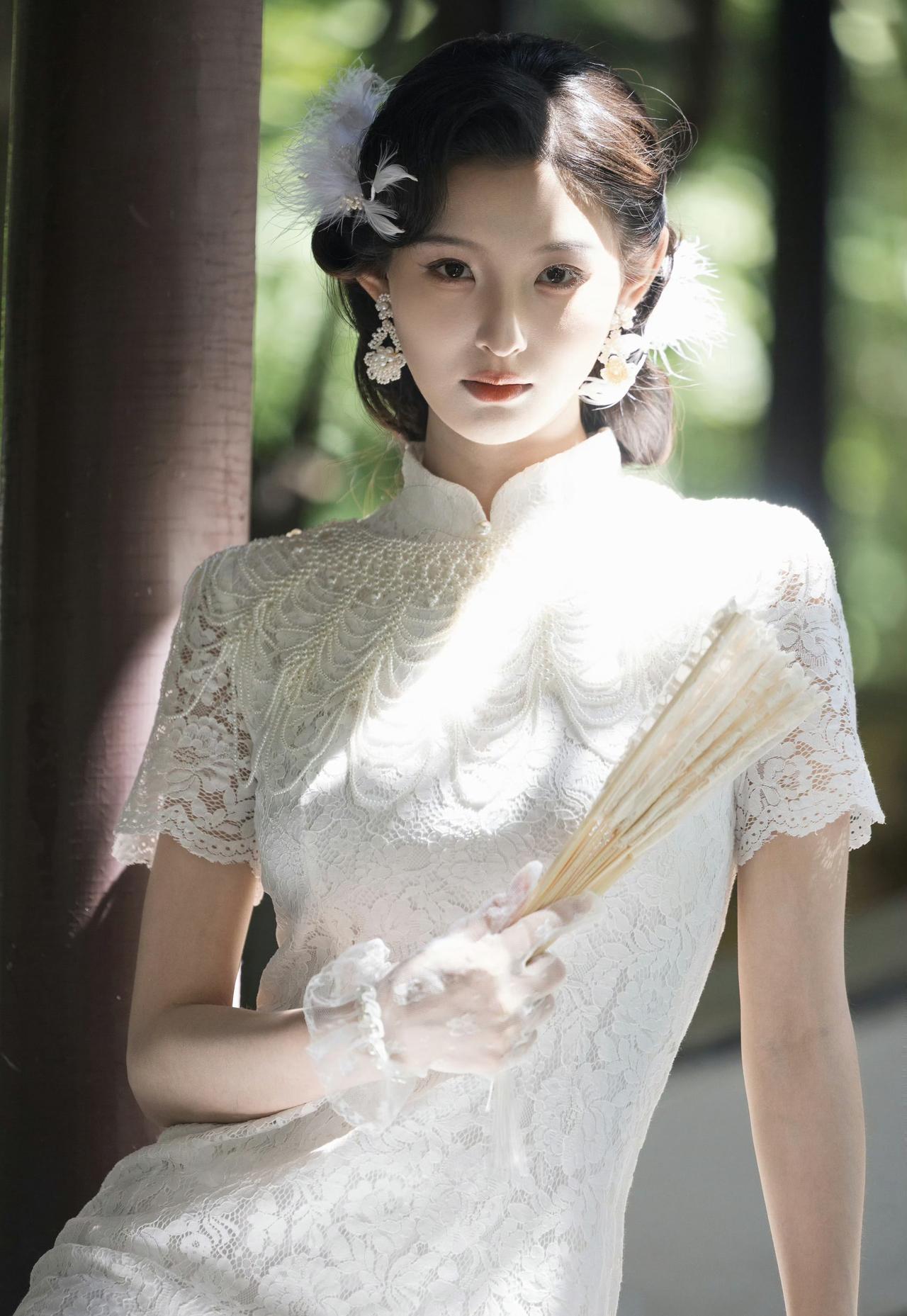 一袭白旗袍，张籽苏温婉到令人心动