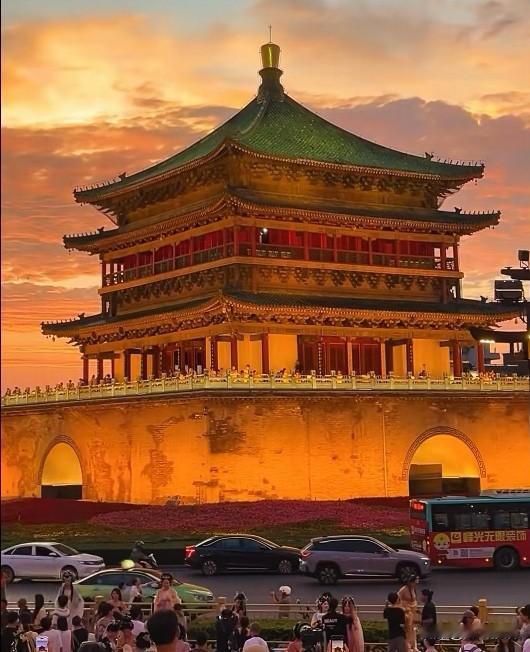 贾某某的诗歌翻车了，某教授的吼书还在殿堂之内。中国文艺艺术界的乱象让百姓就像吃了