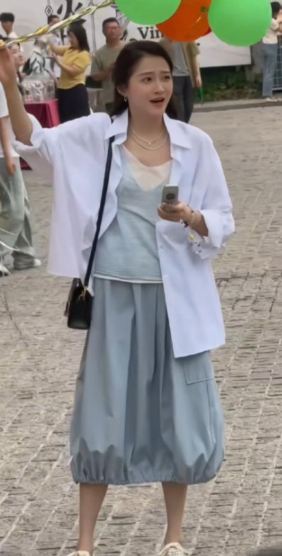 关晓彤青岛拍戏，感觉青岛人没什么追星的热情，遇见了拍一下，也不特意去！最近，关晓