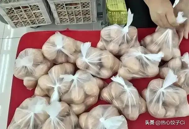 “大爷，扫个码吧，送您一筐土鸡蛋！”小区门口、菜市场边，这样的吆喝声你一定不陌生