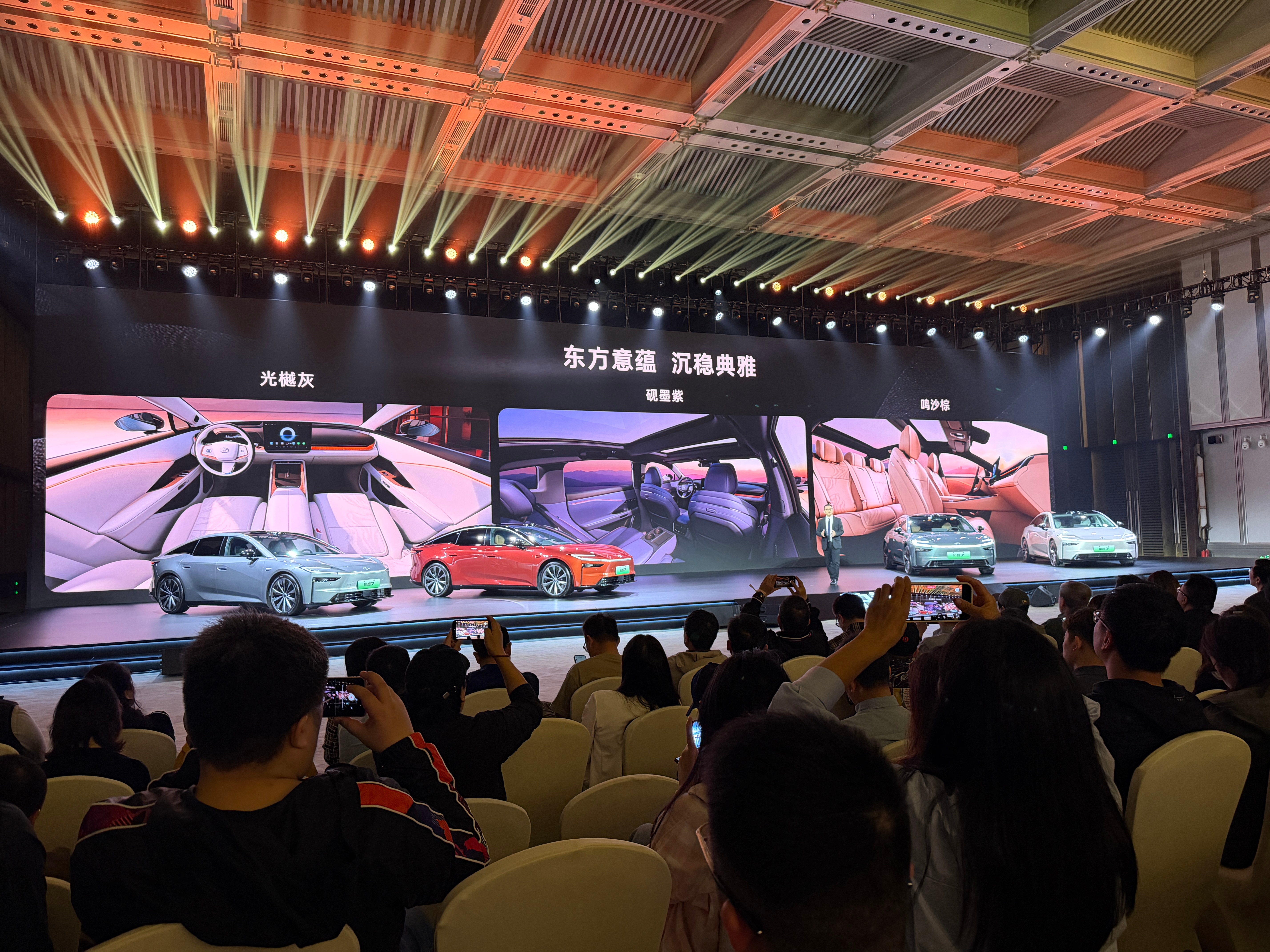 感觉现在各家为了质感和年轻化，内饰都会做紫色，还是很好看的，这感觉一下上来了好看