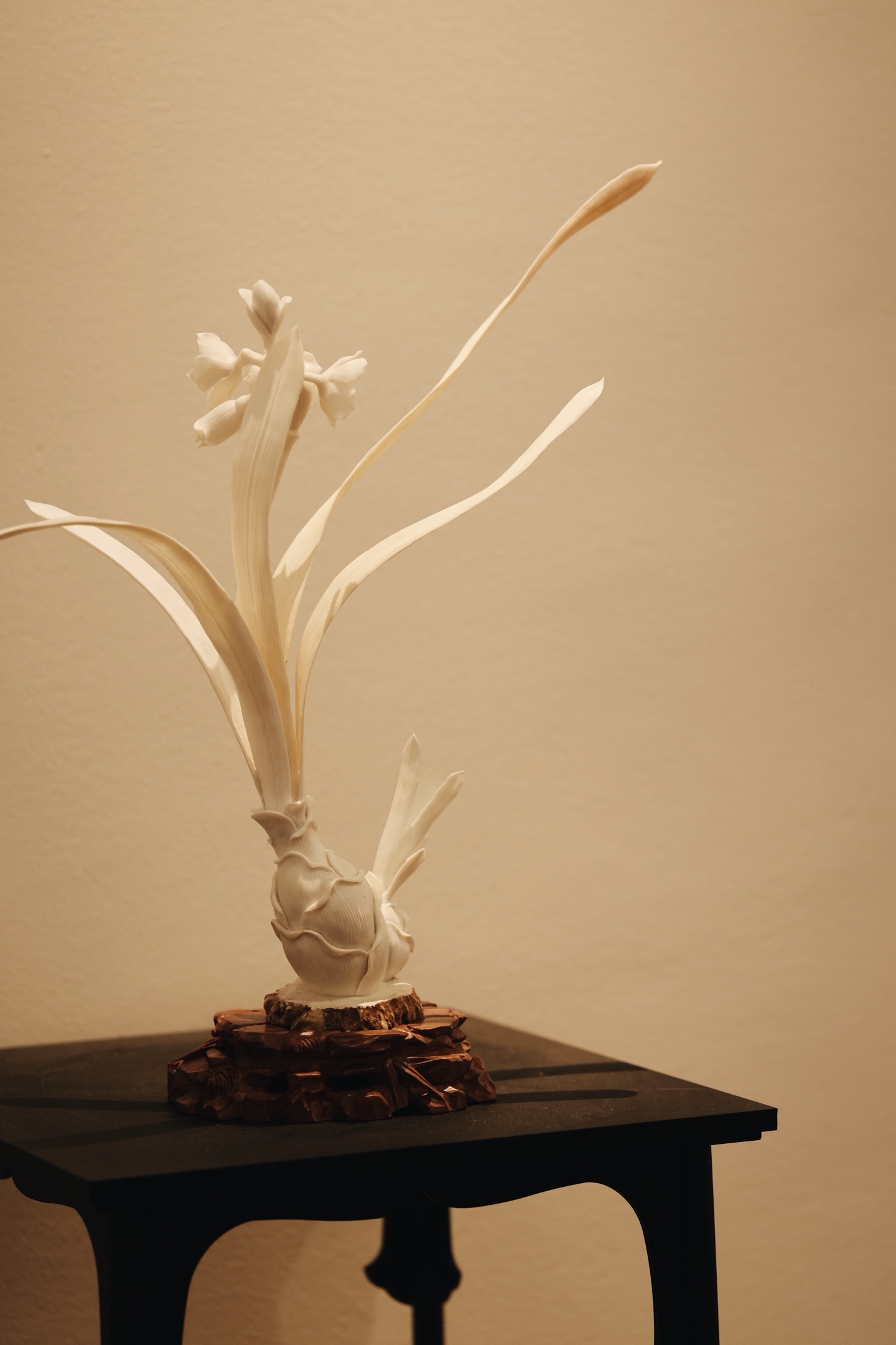 鹿角 | 水仙清韵 摆件雕工简约又不落优雅之态。花叶倾侧，若临风而动，气韵清灵秀
