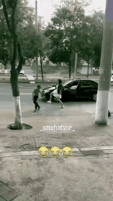 妈妈教育孩子从来都是言传身教！
下图母子二人都是武校毕业的，功夫不相上下！