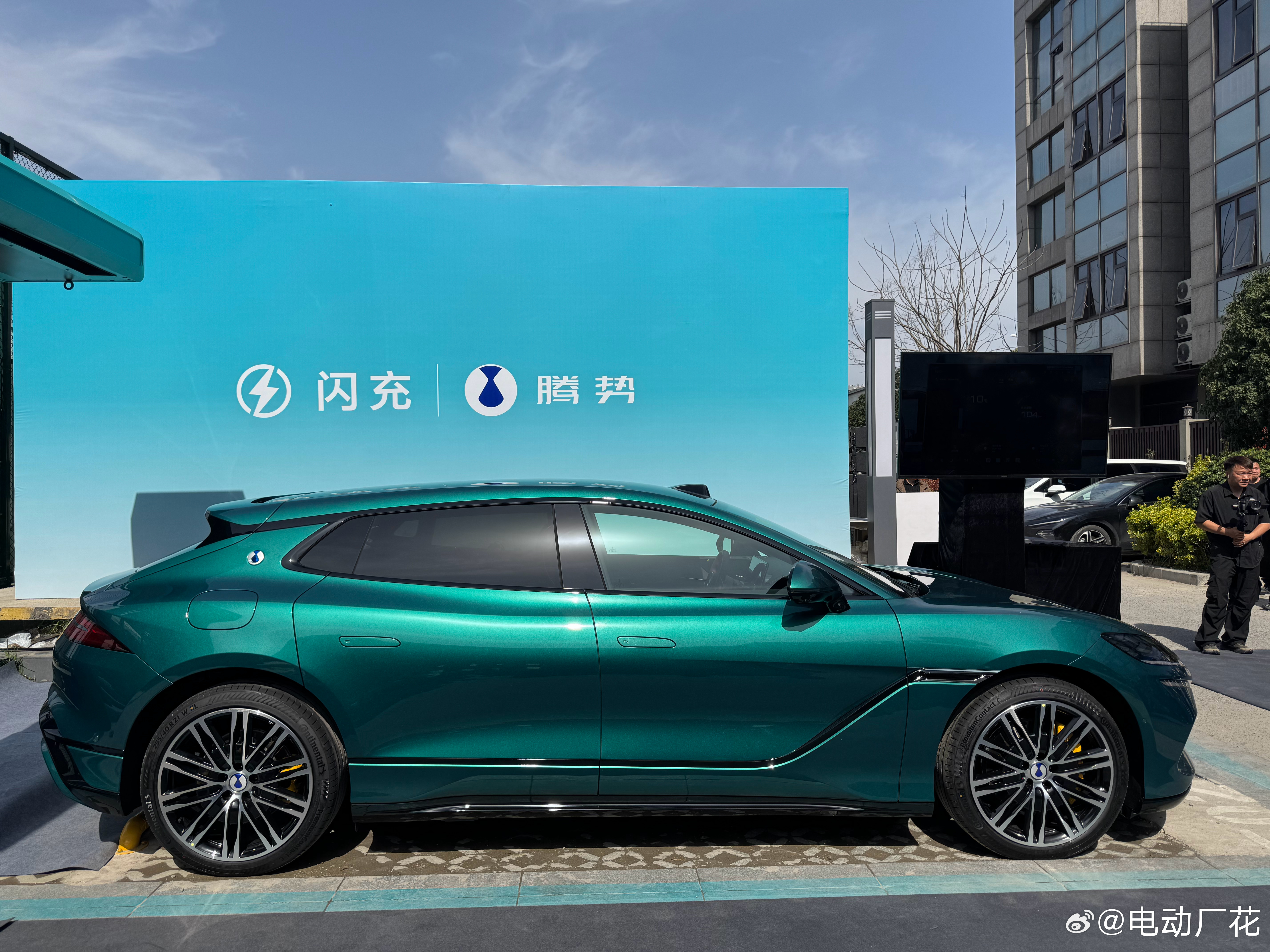 今天腾势全球首座「圆梦建站」闪充站在金桥落成啦～9分钟充饱一千公里 实在是夯爆了