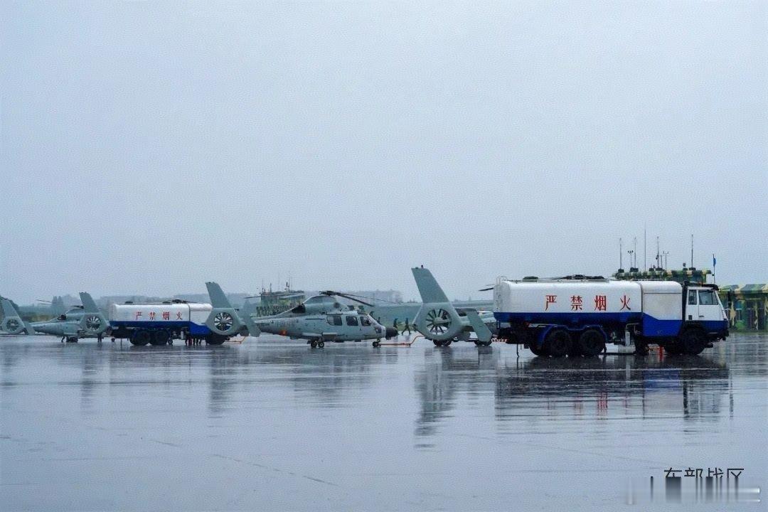 还是老面孔[允悲]东部战区海军航空兵某部训练场，数架舰载直升机连续开展多批次、多