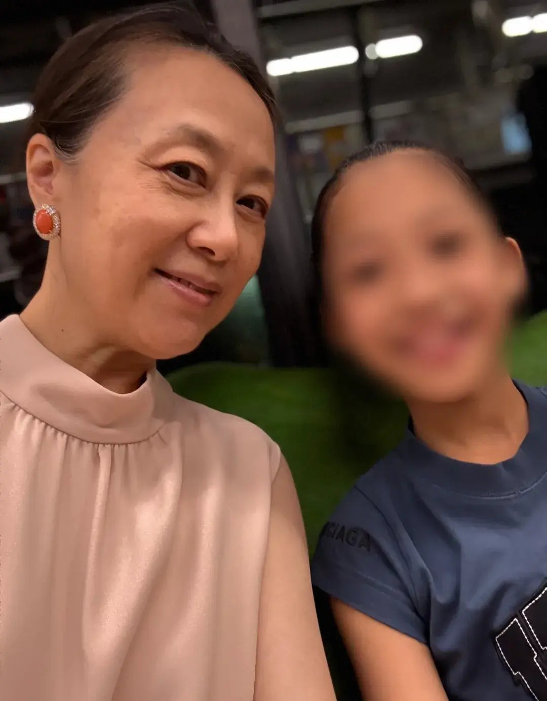 62岁吴玉芳携家人在国外旅游，两个女儿长得很像，母女三罕见同框！ ​​​
