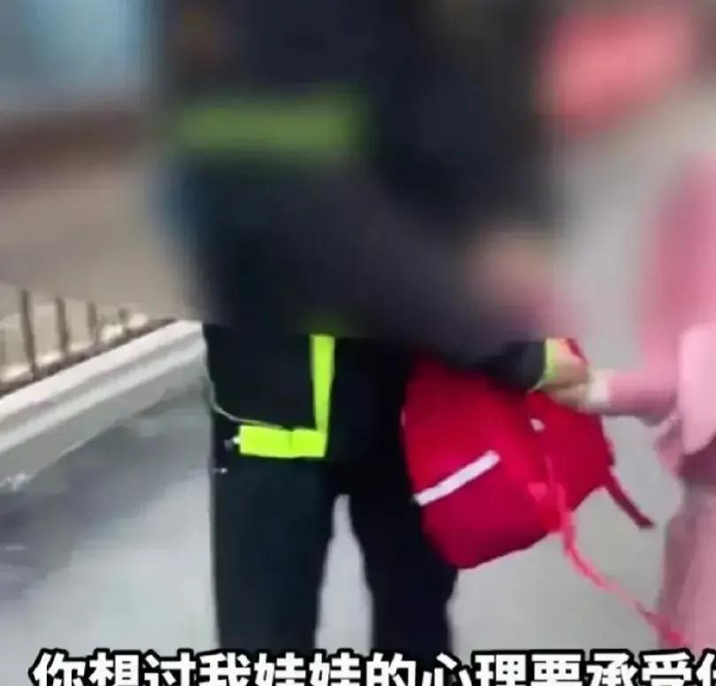 近日，网传贵州贵阳某小区，一名男子用铁铲打死了一只流浪狗！
这引起了爱狗人士的不