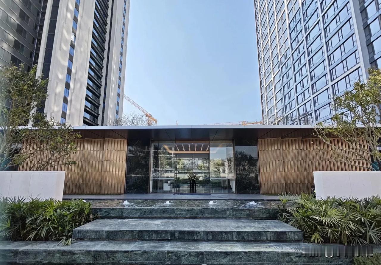 前年我们推荐的光谷润府，已经快交房了，大家可以去看看交房质量，无敌了。在光谷，没