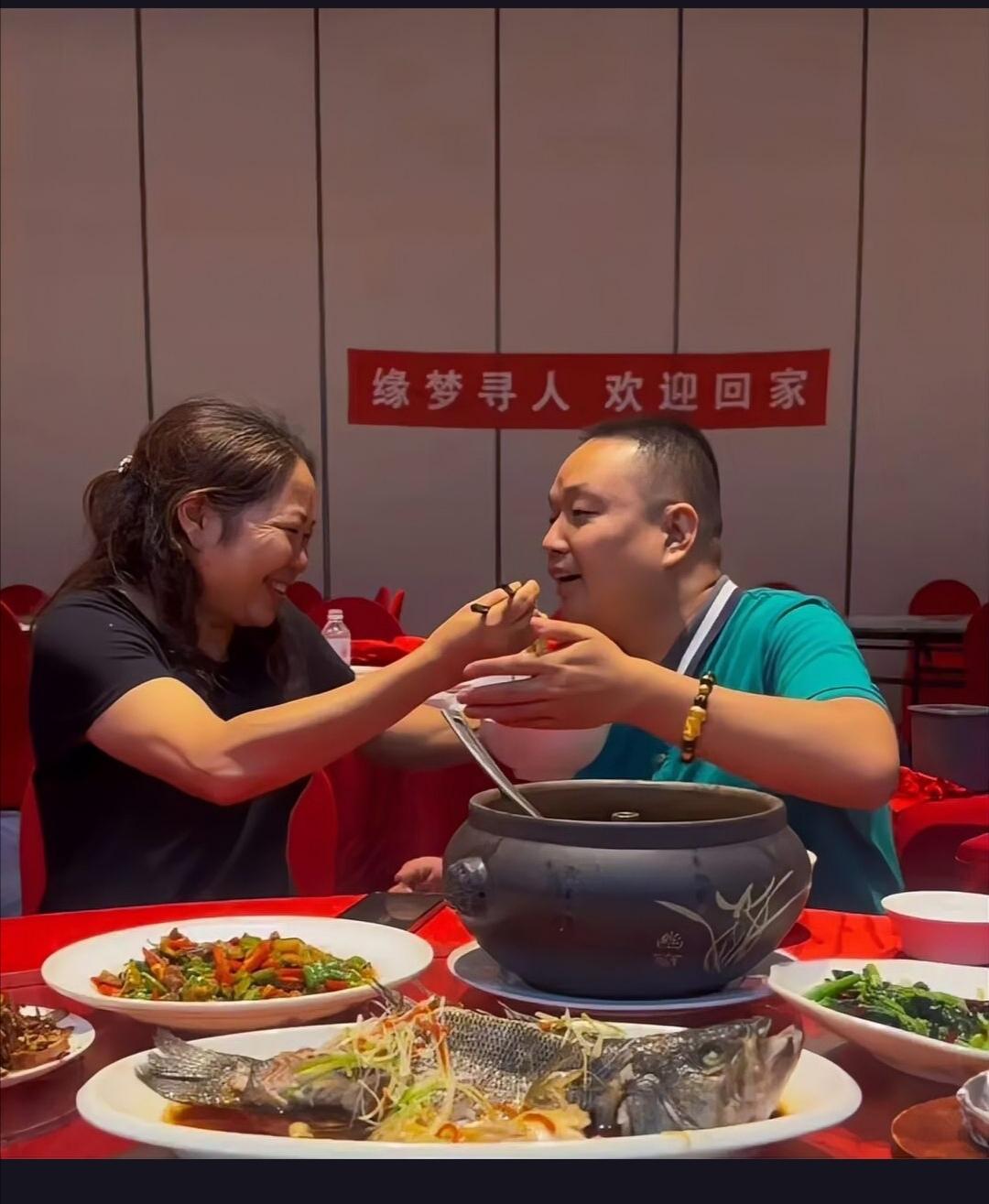 33年后，亿万富翁王晓举终于与失散的母亲相认，这一幕让人动容。
在四川绵阳警方和