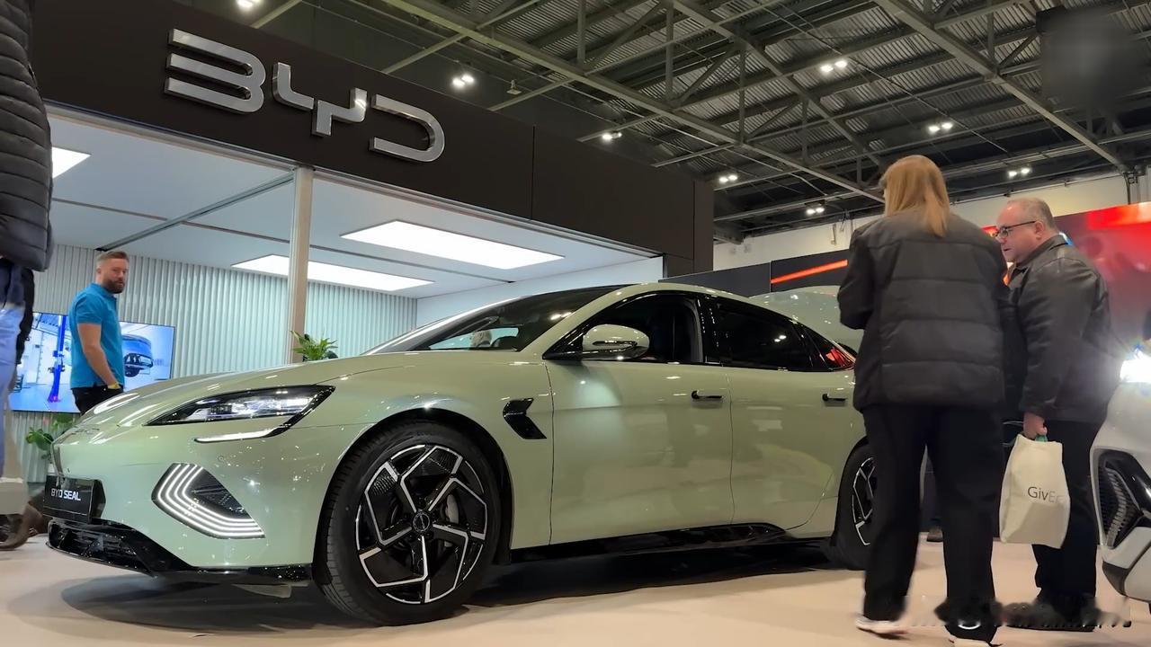 地位逆转了！
 
你敢相信吗？2025年，中国汽车活成了西方车企羡慕的样子，所有