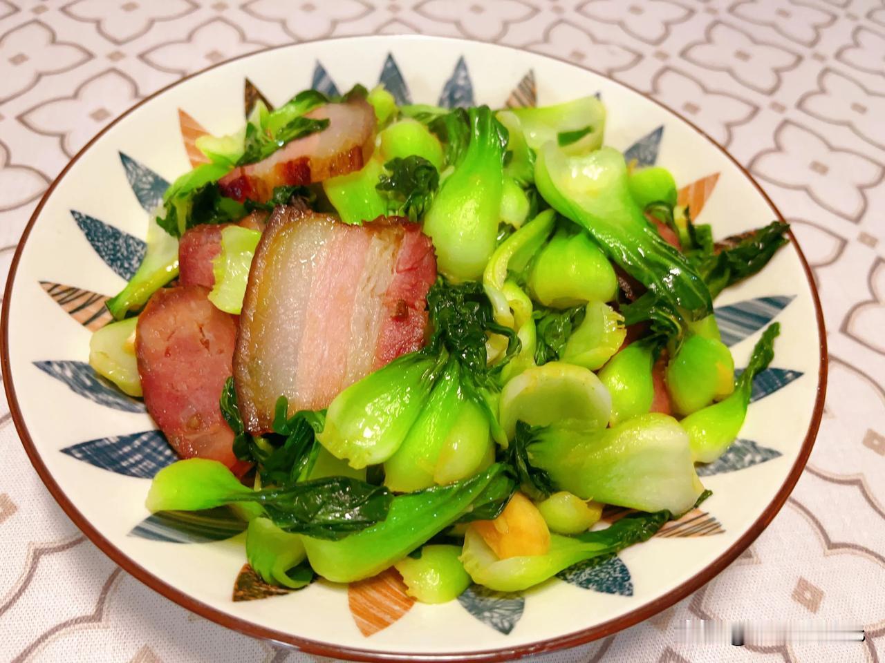 晚上用昨天剩的腊肠腊肉炒了上海青，买的嫩南瓜加鸡蛋炒了

旺财说这个瓜可比西葫芦