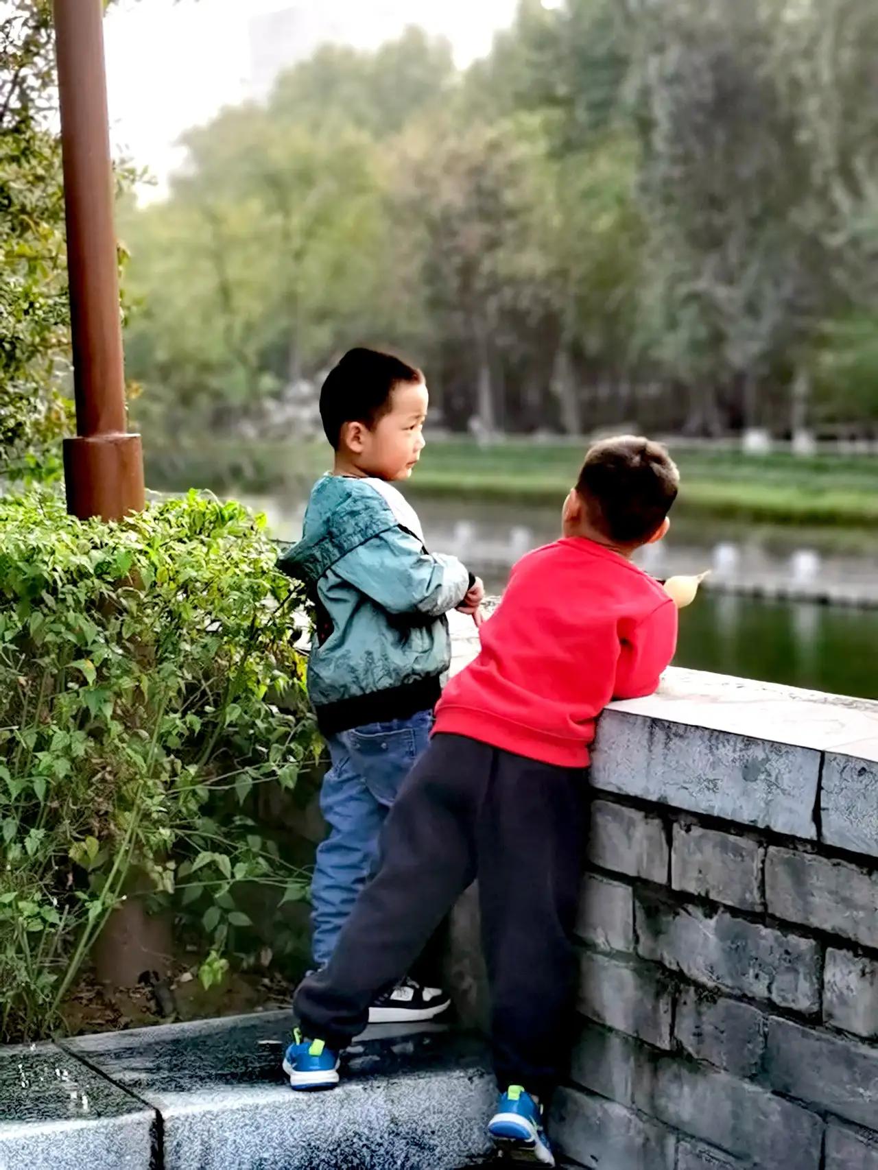 快乐肯定重要。快乐是孩子成长的基石，在充满安全感的环境里，孩子才能有健全人格和探