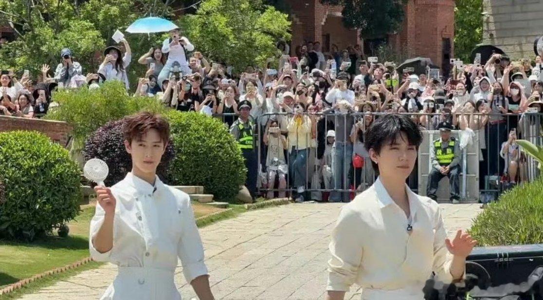 李昀锐、周翊然因为今天的跑男录制喊上话了、、、、看看两人的厨师制服生图，谁比较亮