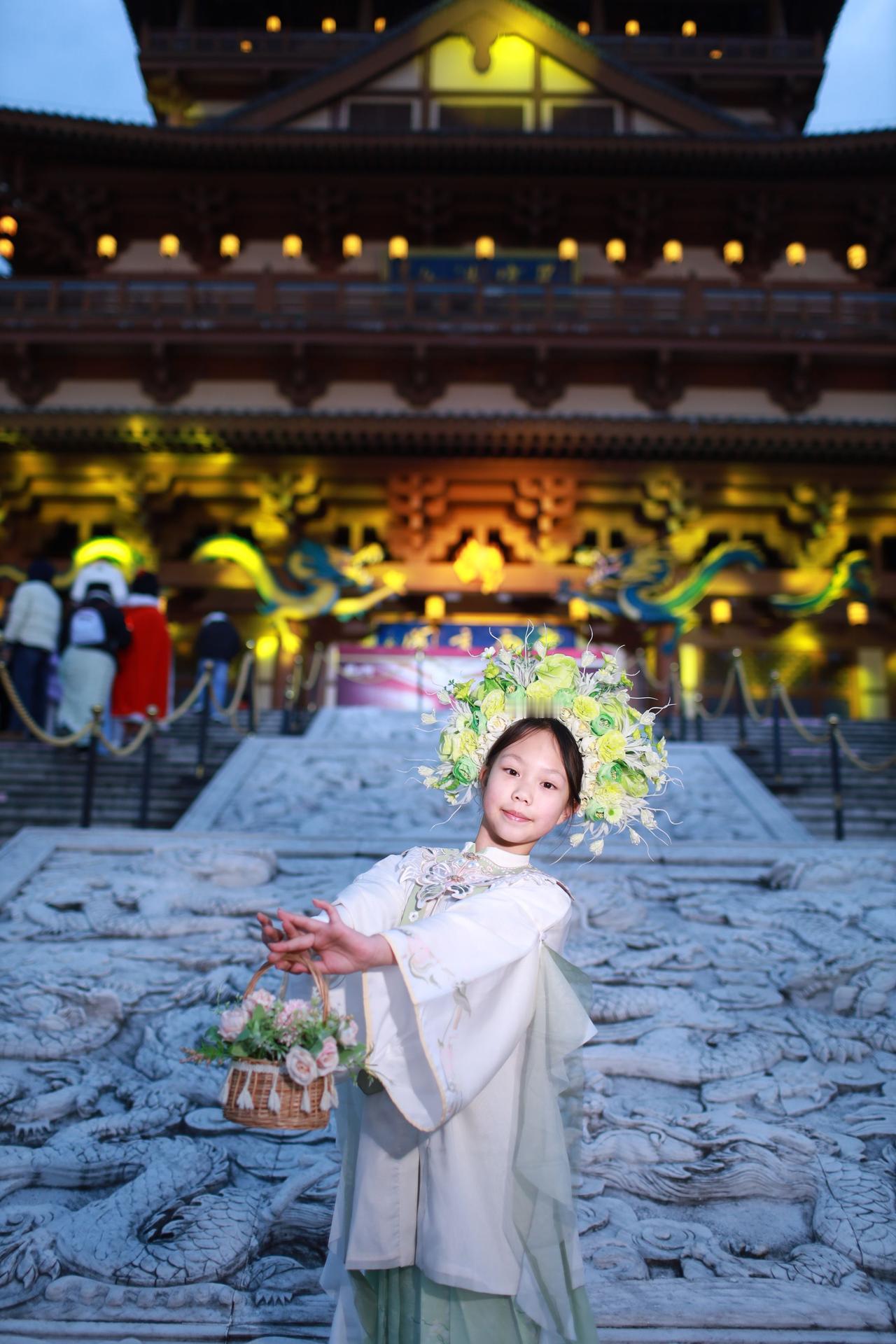 偶遇古镇，随拍几张。民族服饰 簪花 人像写真拍摄 摄影约拍 客片分享 写