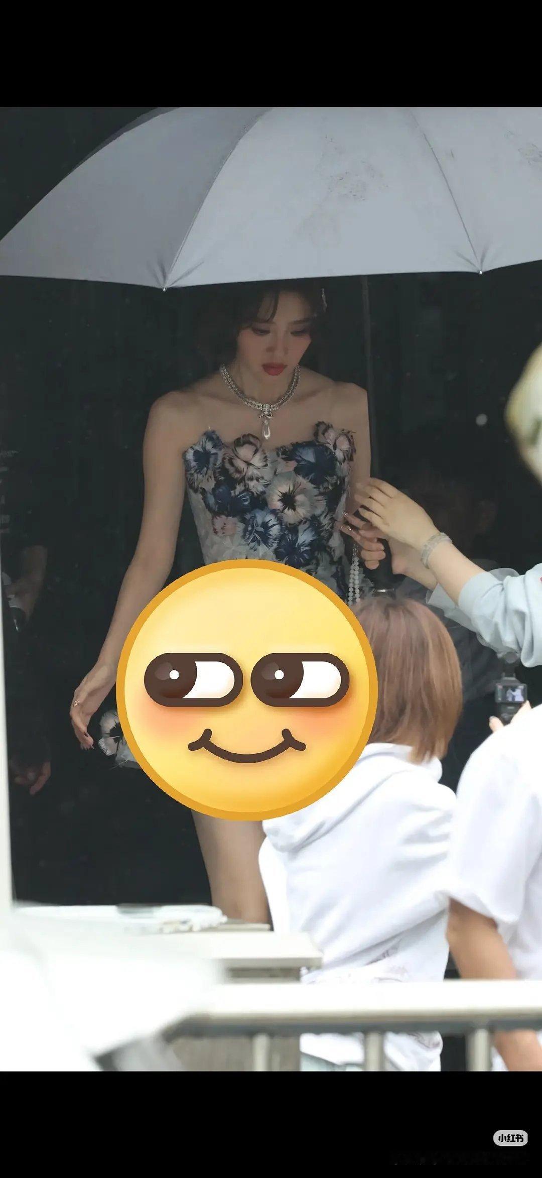 此女怎么呆呆的 不要屏幕朝外面  都看到聊天记录了 