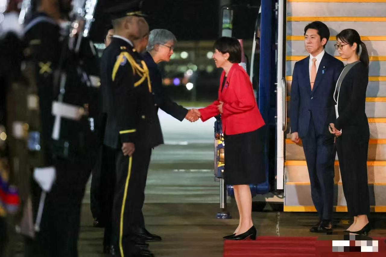 降级接待，日本失望
当地时间5月3日深夜，高市早苗风尘仆仆地抵达的澳大利亚，只不