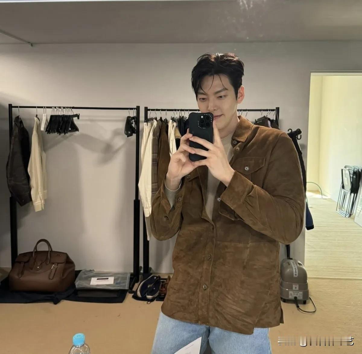 9日，演员金宇彬在自己的Instagram上上传了多张照片。公开的照片中，金宇彬