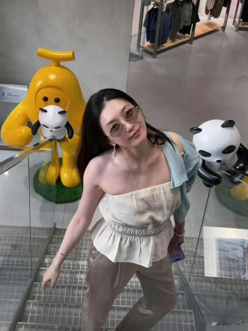 都说长得像江疏影