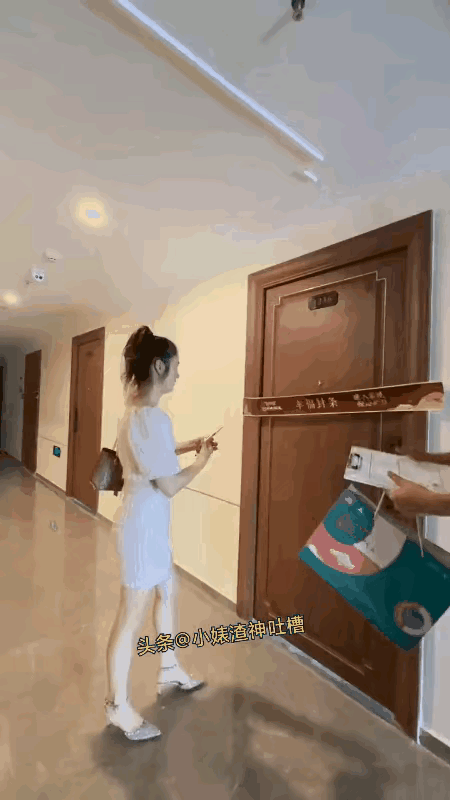 这样你的房子多少钱一个平方？光看这气派的大门，一看就是豪宅！