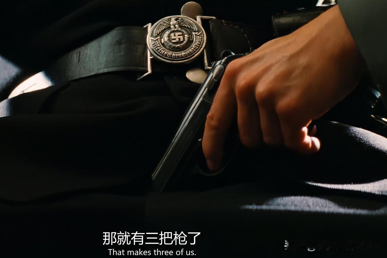 特别选了比较清晰的角度截了几张图，我那个喜欢军械的朋友确实没说错，阿奇和雨果拿的