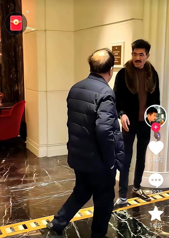 此人在上海和平饭店偶遇曹德旺，立即舔着脸想去和曹德旺握手，谁知人家曹德旺直接当他