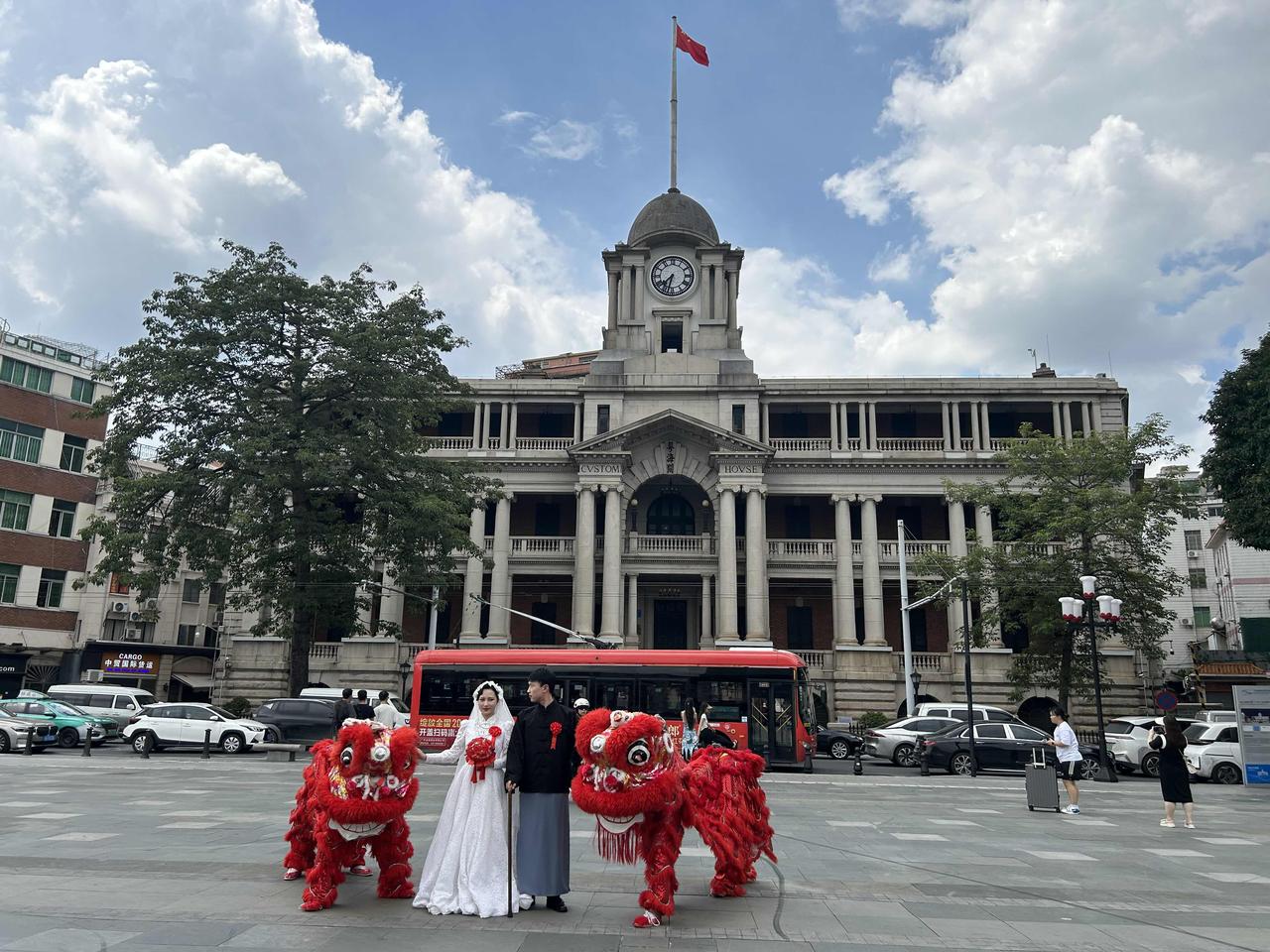 两广的婚俗最值得全国推广，没有婚闹没有拦车堵路，没有天价彩礼，彩礼走个吉利寓意，