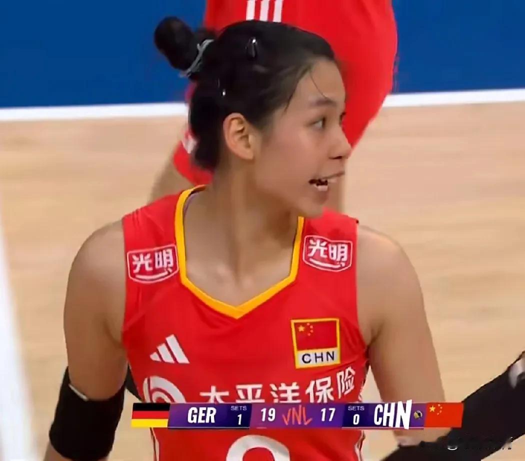 【中国女排再丢一局-2落后】
中国女排对阵德国队第二局，开局2-4落后，三边攻齐