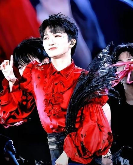 一夜赶四场晚会，周深用真唱撕开了假唱的最后遮羞布。
2023跨年夜，他连登央视、