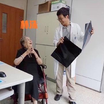 2016年，林洙偶感小恙，在诊疗室内，一张罕见的留影，照片中的她坐在轮椅上，看起