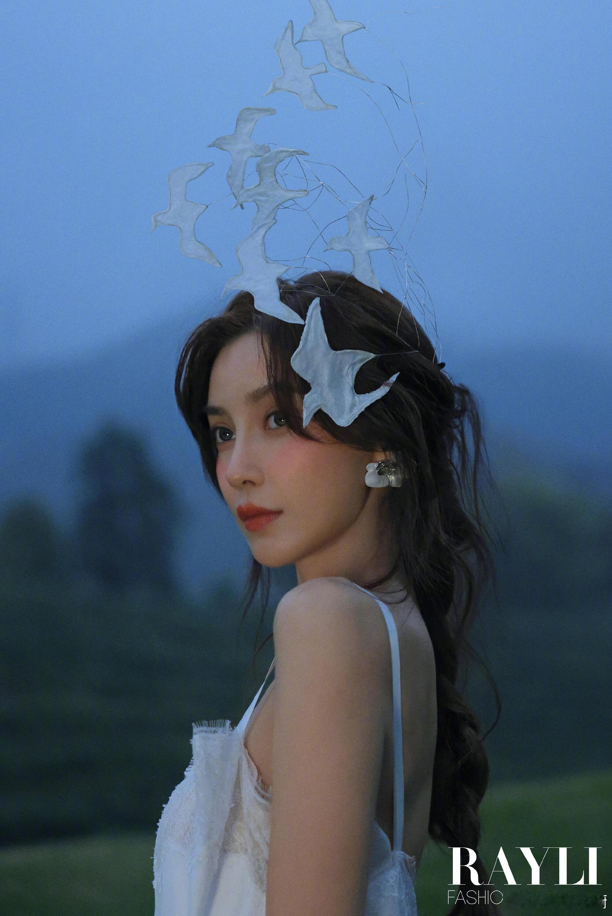杨颖新造型太美了杨颖新中式造型封神！江南风穿搭+清冷妆容，素雅长裙摇曳生姿，氛围