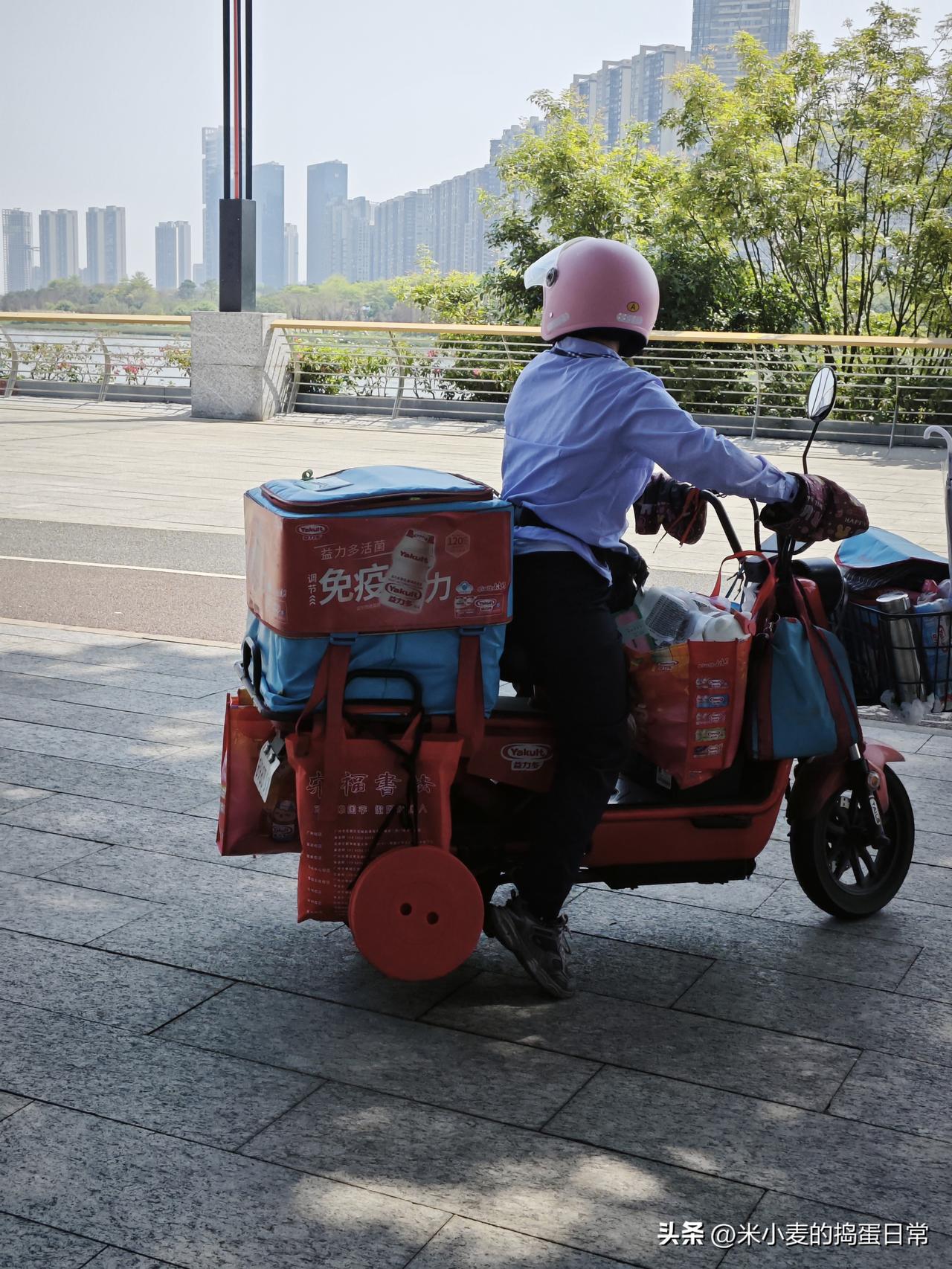 益力多阿姨：从早喊到晚，一天才赚100块，这才是最真实的底层生活
 
在江边步道