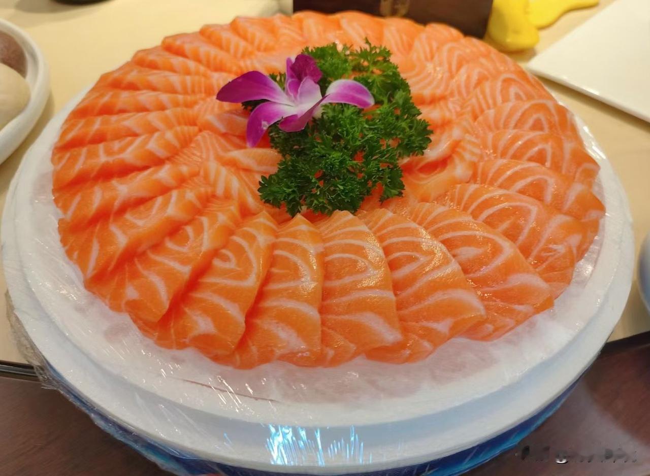 夏日小聚

夏天气候炎热，能够见一面都不容易。但酒的馋虫在作祟，朋友在召唤。
