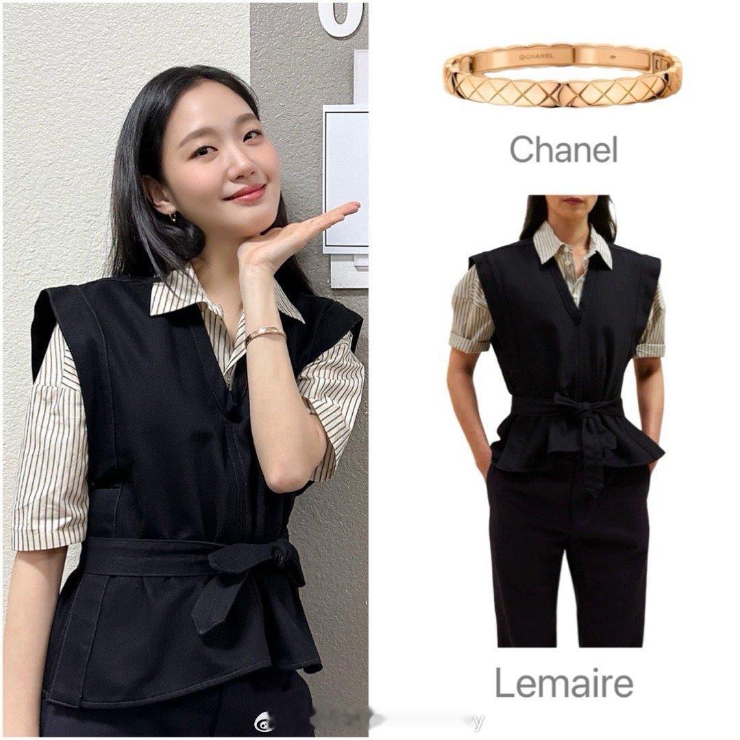 金高银《李孝利的红地毯》综艺私服解析，黑色V领无袖背心搭配白色条纹短袖衬衫，上演