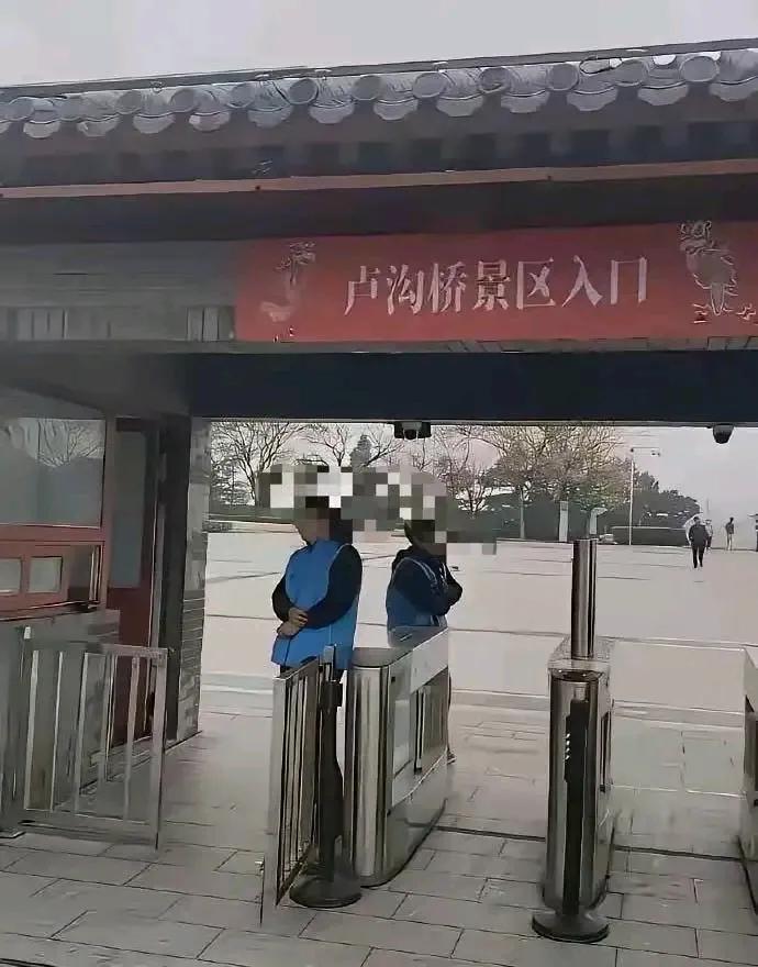 这几天，网上关于红色景区是否应该免费的讨论闹得沸沸扬扬。有人认为，红色景区承载着