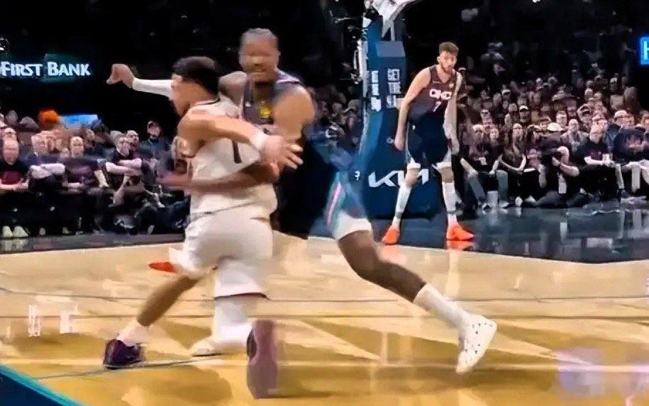 布克真是来搞笑的！在今日雷霆对阵太阳的第二节比赛中，布克被杰威迎面生断，半场已经