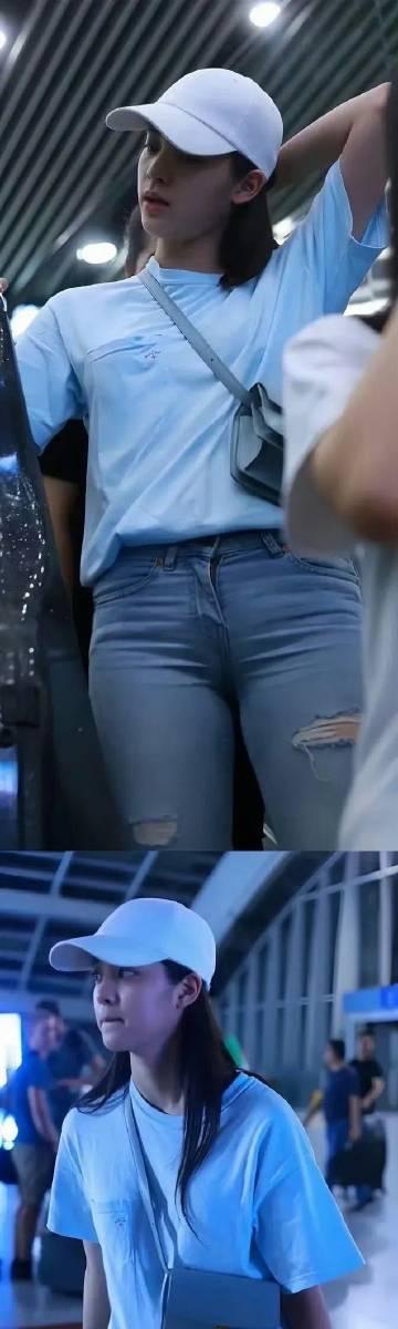 机场电梯偶遇欧阳娜娜紧身牛仔裤好肥美啊 ​​​