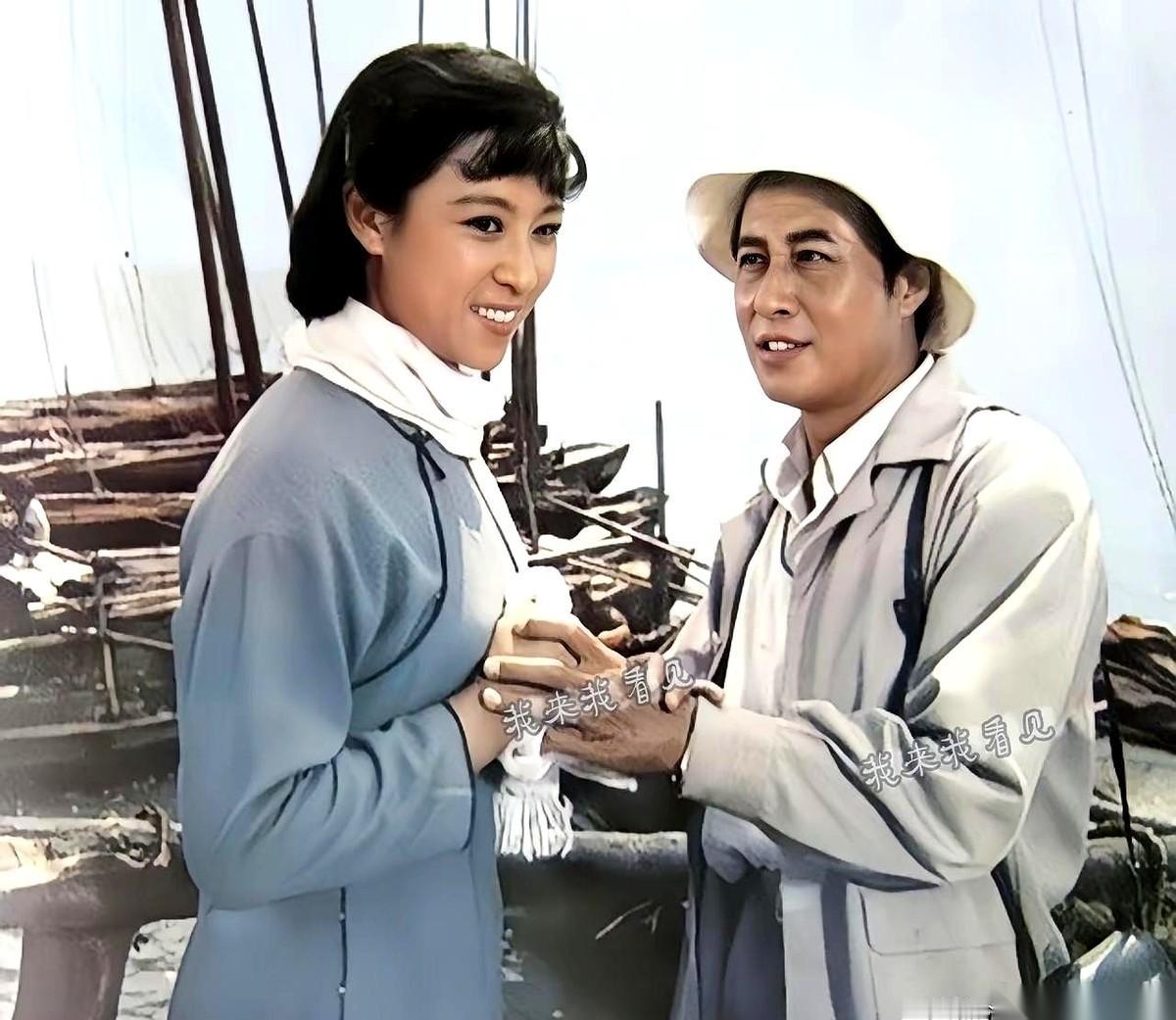 1979年，电影院里挤满了人，大伙儿抢着看《海外赤子》和《归心似箭》。
但就在同