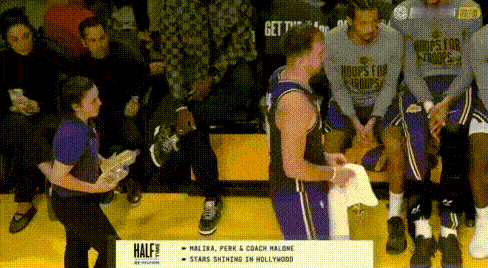 啊，这，东契奇是要坐里夫斯腿上吗？
他被换下后走向里夫斯，后者也立马站起用手示意